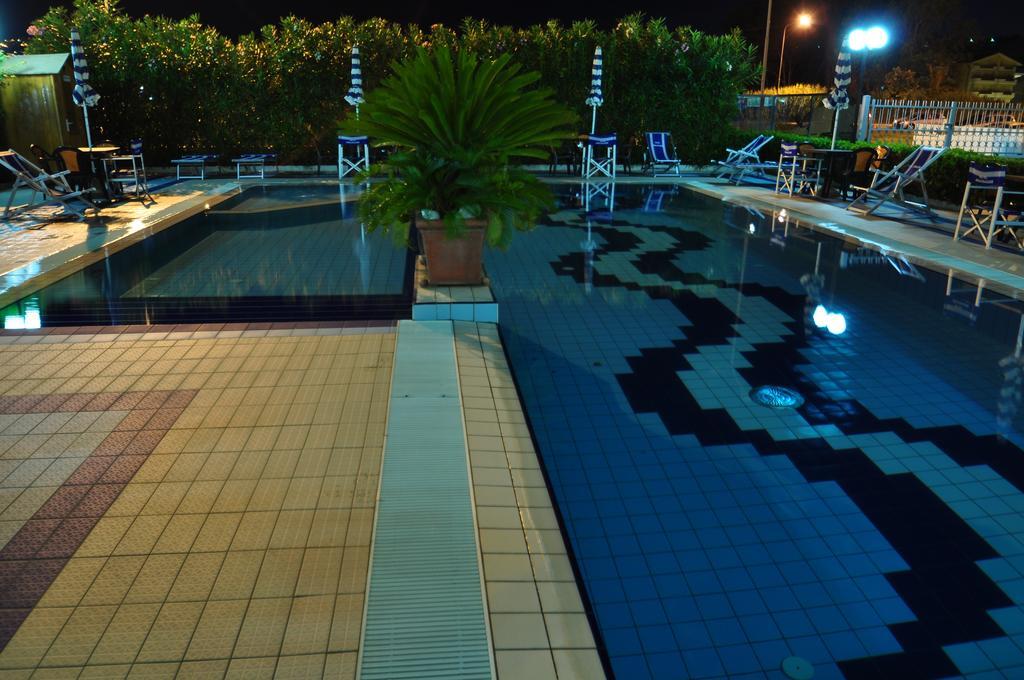 Hotel Ambassador Tortoreto Esterno foto