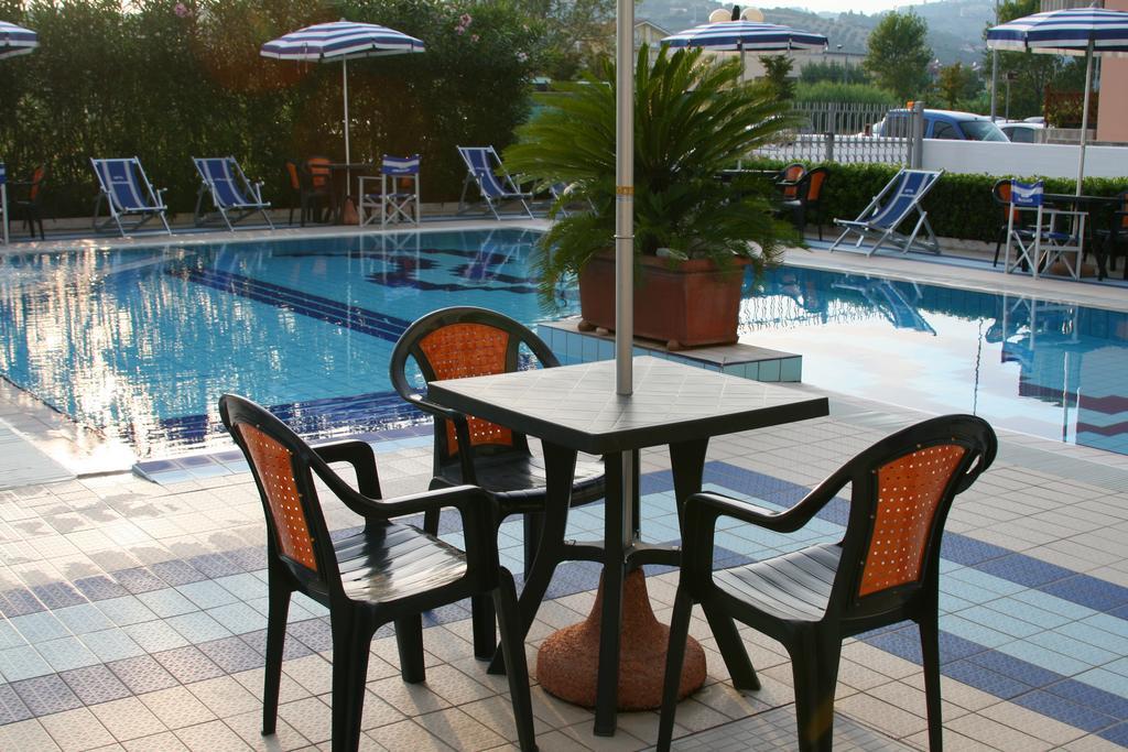 Hotel Ambassador Tortoreto Esterno foto